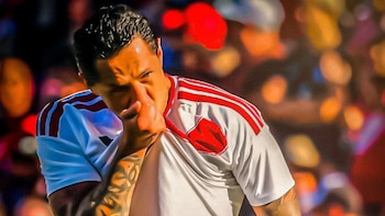 Gianluca Lapadula besando el escudo de Perú en la camiseta nacional. - Crédito: Diario Crema