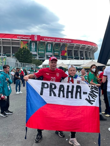 Así se vive la fiebre mundialista fuera del Estadio Azteca previo al encuentro México vs Chequia.