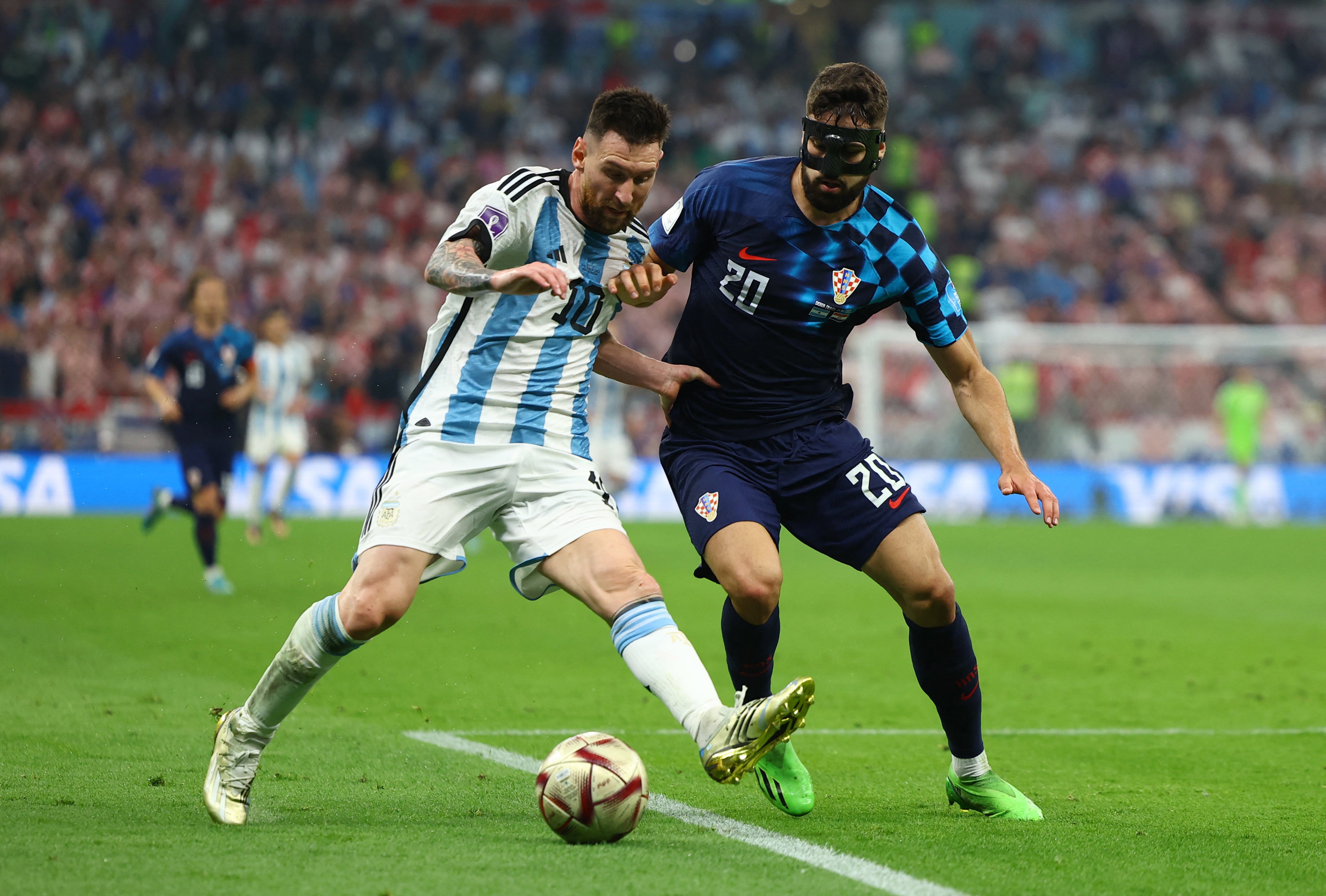 El desborde ante Gvardiol, que no pudo contener a Messi en la Semifinal de Qatar. Argentina ganó 3 a 0 (REUTERS/Molly Darlington)