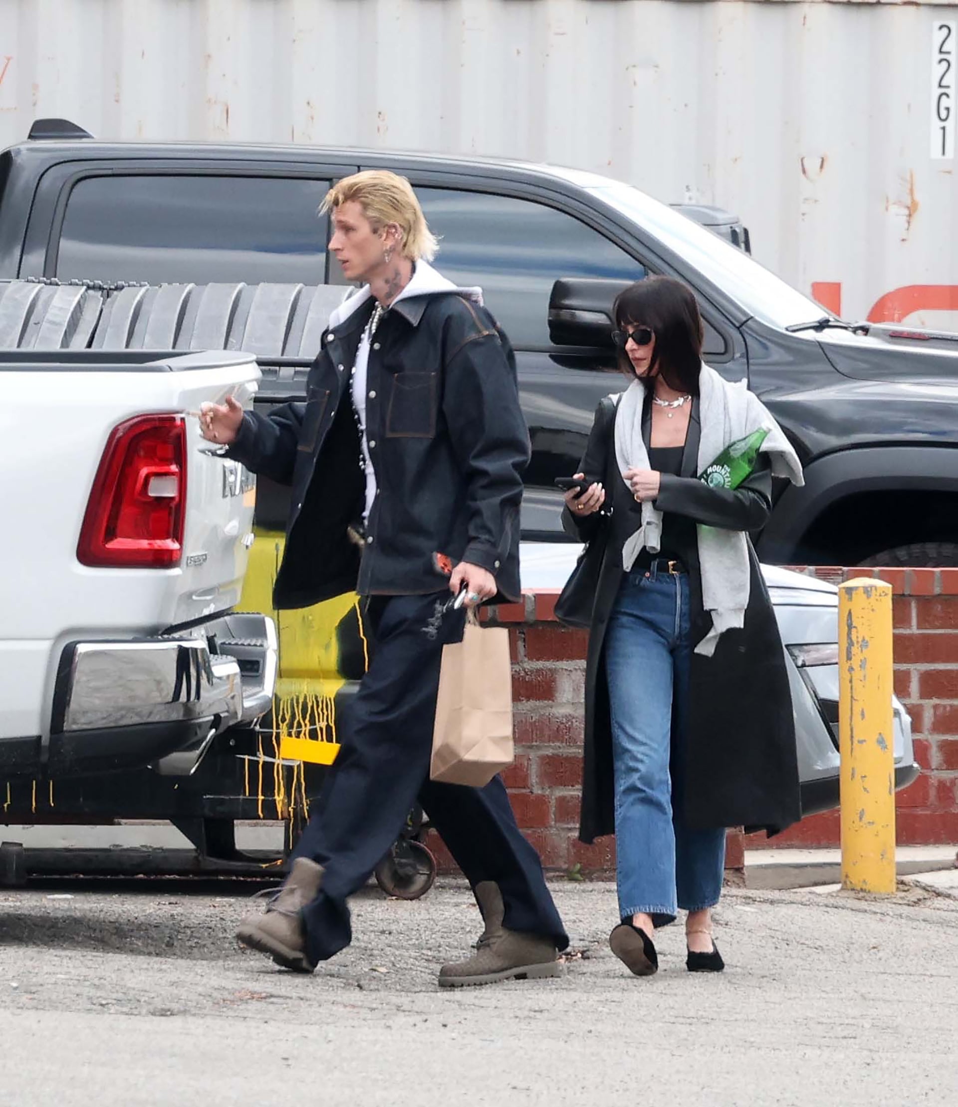Dakota Johnson y Machine Gun Kelly fueron fotografiados juntos en Los Ángeles en su primera aparición diurna compartida (SXAC, EVGA/Daily Stardust / BACKGRID/GROSBY GROUP)