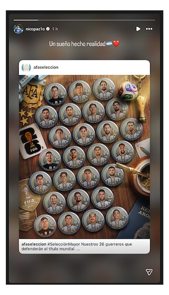 Una imagen muestra 26 pines redondos con rostros de jugadores de la Selección Argentina de fútbol, junto a un trofeo del Mundial, un balón y un mate