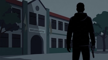 Figura masculina de espaldas sostiene un arma frente al colegio María Auxiliadora con rejas en las ventanas.