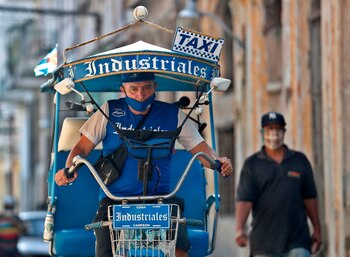 Un hombre trabaja en un