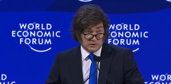 Javier Milei mira al auditorio