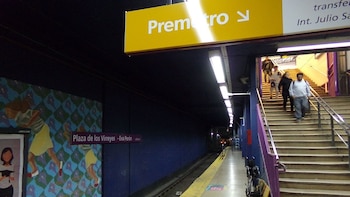La estación Plaza de los Virreyes-Eva Perón fue inaugurada el 8 de mayo de 1986, cuando la expansión de la Línea E la consolidó como terminal del ramal (BA Subte)