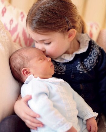 La princesa Charlotte besa a