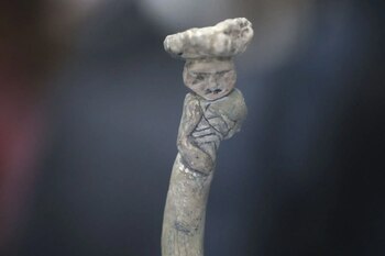 Las piezas incluyen representaciones de serpientes y sapos, animales vinculados simbólicamente con el agua. Andina