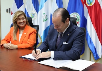 El canciller panameño se reunió con la secretaria general del SICA, Lina Ajoy Rojas, con quien analizó la participación de Panamá en los procesos regionales y revisaron los principales proyectos en marcha. (MRE)