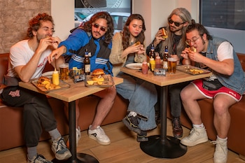 El grupo de música Alcalá Norte en la Hamburguesería Crítico, uno de sus 'Soletes' para esta edición (Guía Repsol)