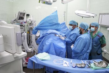 Extirpan tumor de adolescente de