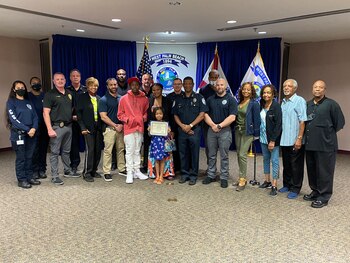 Condecoraron a la niña que