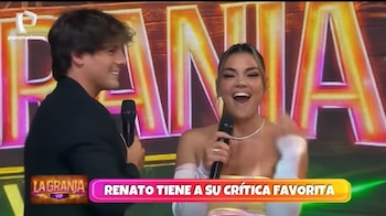 Flor Ortola sonriendo y riendo, sosteniendo un micrófono junto a Renato Rossini Jr. en un set de televisión con gráficos luminosos