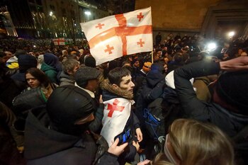 Manifestantes con banderas de Georgia