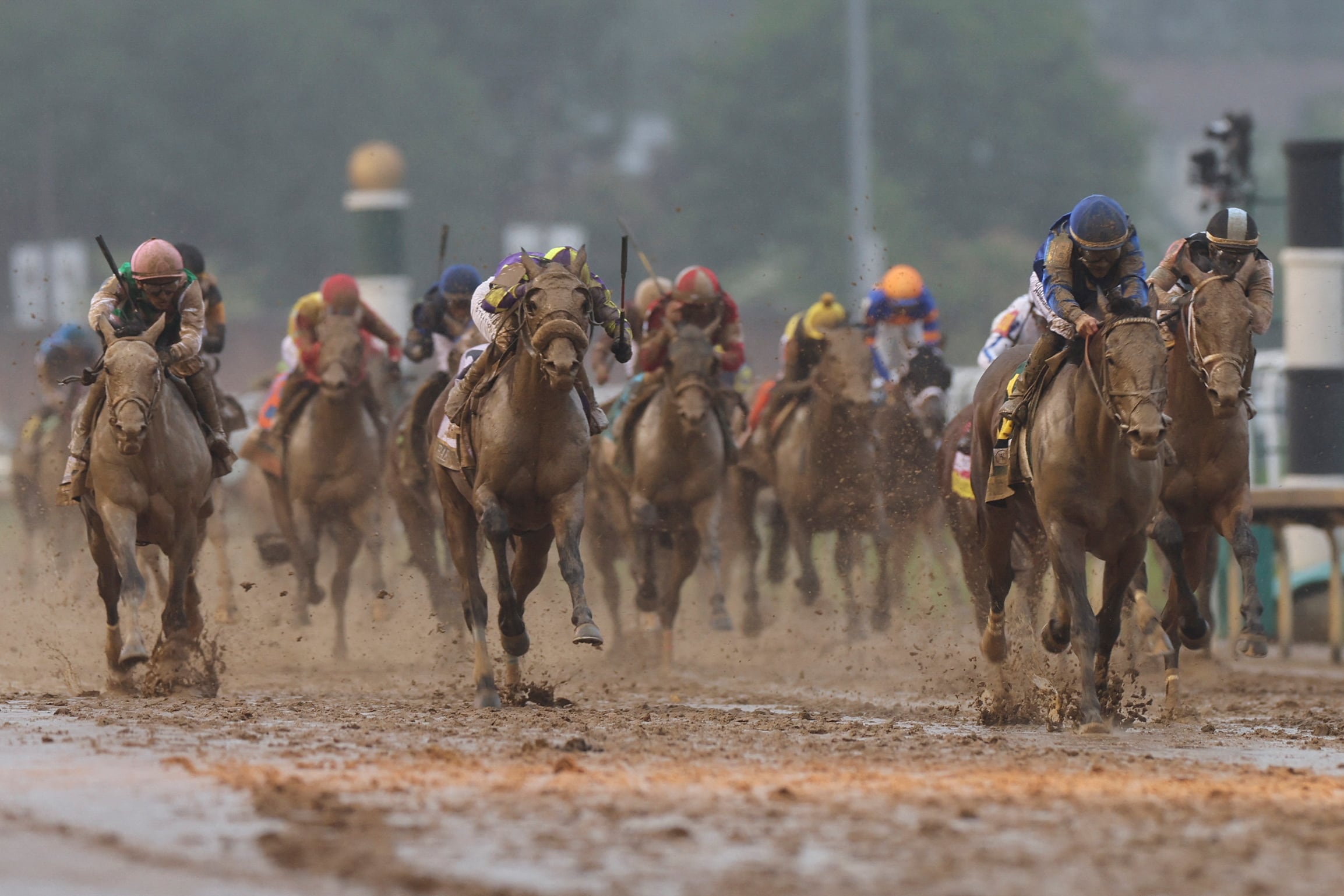 La preparación de un caballo para el Kentucky Derby implica un riguroso entrenamiento físico y mental bajo supervisión de especialistas (REUTERS/Amira Karaoud)