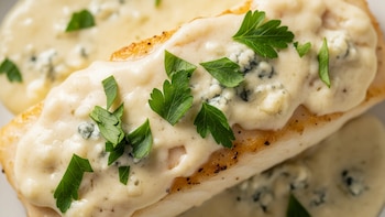 Receta de merluza al roquefort, rápida y fácil