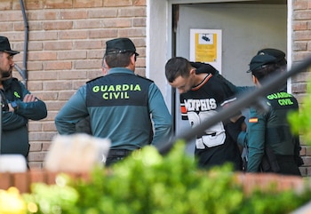 Uno de los detenidos por el crimen de Chiloeches sale de la comandancia de la Guardia Civil de Guadalajara para pasar a disposición judicial (Rafael Martín/Europa Press)