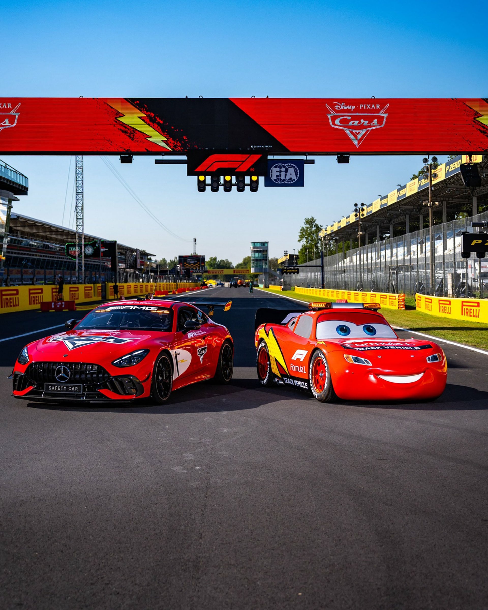 El coche de seguridad con la réplica del Rayo McQueen