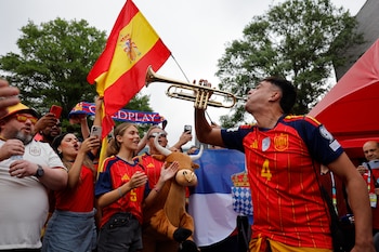 El trompetista Sete Fernández anima a la selección española antes del inicio del partido del Mundial 2026 entre España y Arabia Saudí, este domingo en Atlanta. EFE/ Lavandeira Jr
