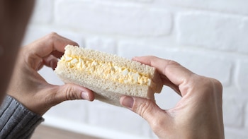Cómo hacer la receta viral de sándwich de huevo japonés: un snack original y riquísimo con pocos ingredientes
