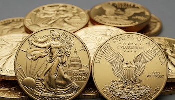 Varias monedas de oro Águila Americana de 2024 apiladas, mostrando en primer plano la Dama de la Libertad y el águila calva con el escudo de EE. UU
