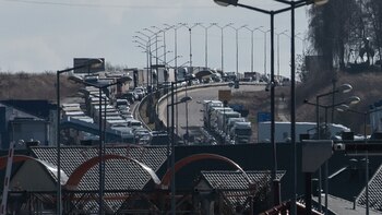 Ciudadanos huyen de Kiev y