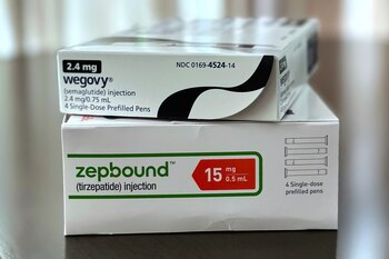 Cajas de medicamentos Wegovy y Zepbound, el jueves 8 de mayo de 2025, en California. (AP Foto/JoNel Aleccia)