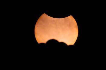 29/03/2025 Eclipse parcial del sol visto desde la Basílica de la Sagrada Familia, a 29 de marzo de 2025, en Barcelona, Catalunya (España). Durante la mañana de este sábado ha sido posible observar desde España un eclipse parcial de Sol. Este fenómeno, que se produce por la interposición de la luna entre el sol y la tierra, ha alcanzado una magnitud máxima superior a 0,4 en el extremo noroeste de la Península, superior a 0,3 en las islas Canarias y el oeste peninsular y superior a 0,2 en el este de la Península y Baleares.
SOCIEDAD
Lorena Sopêna - Europa Press