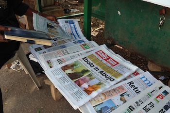 Un hombre vende periódicos en Abuja, Nigeria, el miércoles 21 de octubre de 2026