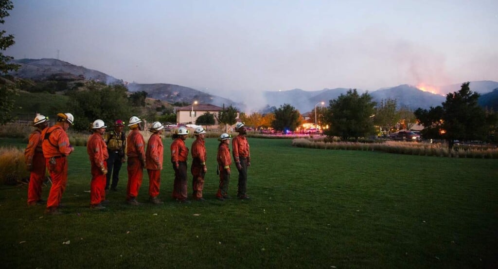 El gobernador Gavin Newsom promulgó la ley AB 2483 para certificar la formación de bomberos en prisión (CalMatters)