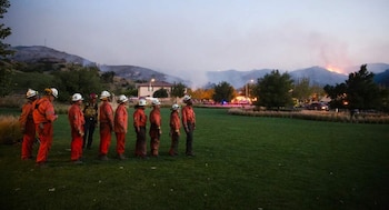 El gobernador Gavin Newsom promulgó la ley AB 2483 para certificar la formación de bomberos en prisión (CalMatters)