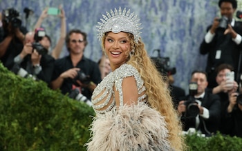 La cantante y compositora estadounidense Beyoncé llega a la Gala Met 2026, que celebra el "Arte del Vestuario", en el Museo Metropolitano de Arte de Nueva York, el 4 de mayo de 2026. (ANGELA WEISS / AFP)