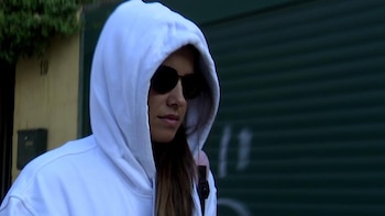 Gabriela Guillén, devastada tras el duro revés que la ha llevado a Urgencias y a ser atendida por la Policía