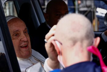 El papa Francisco bendice a