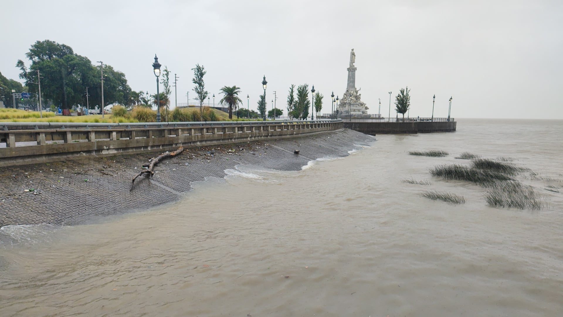 Las autoridades activaron protocolos de emergencia por una posible crecida que afectaría zonas urbanas y costeras (Adrián Escandar)