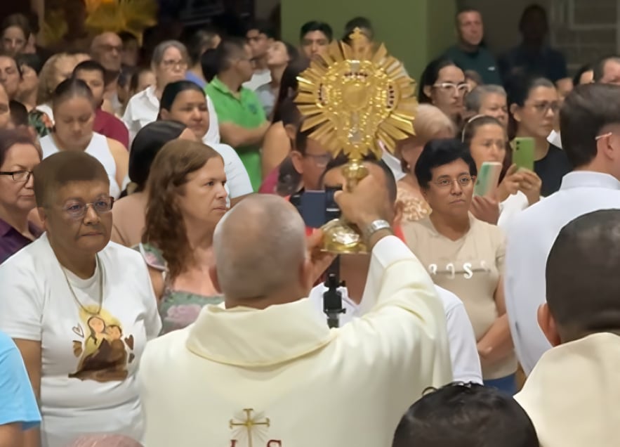 La iglesia de Nuestra Señora del Carmen en Cisneros expuso a la veneración pública una reliquia de primer grado de San Juan María Vianney - crédito Facebook