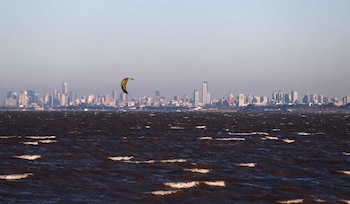O Rio da Prata e as ilhas de calor urbanas estão aumentando a temperatura do solo e dificultando a neve na cidade de Buenos Aires (Reuters)