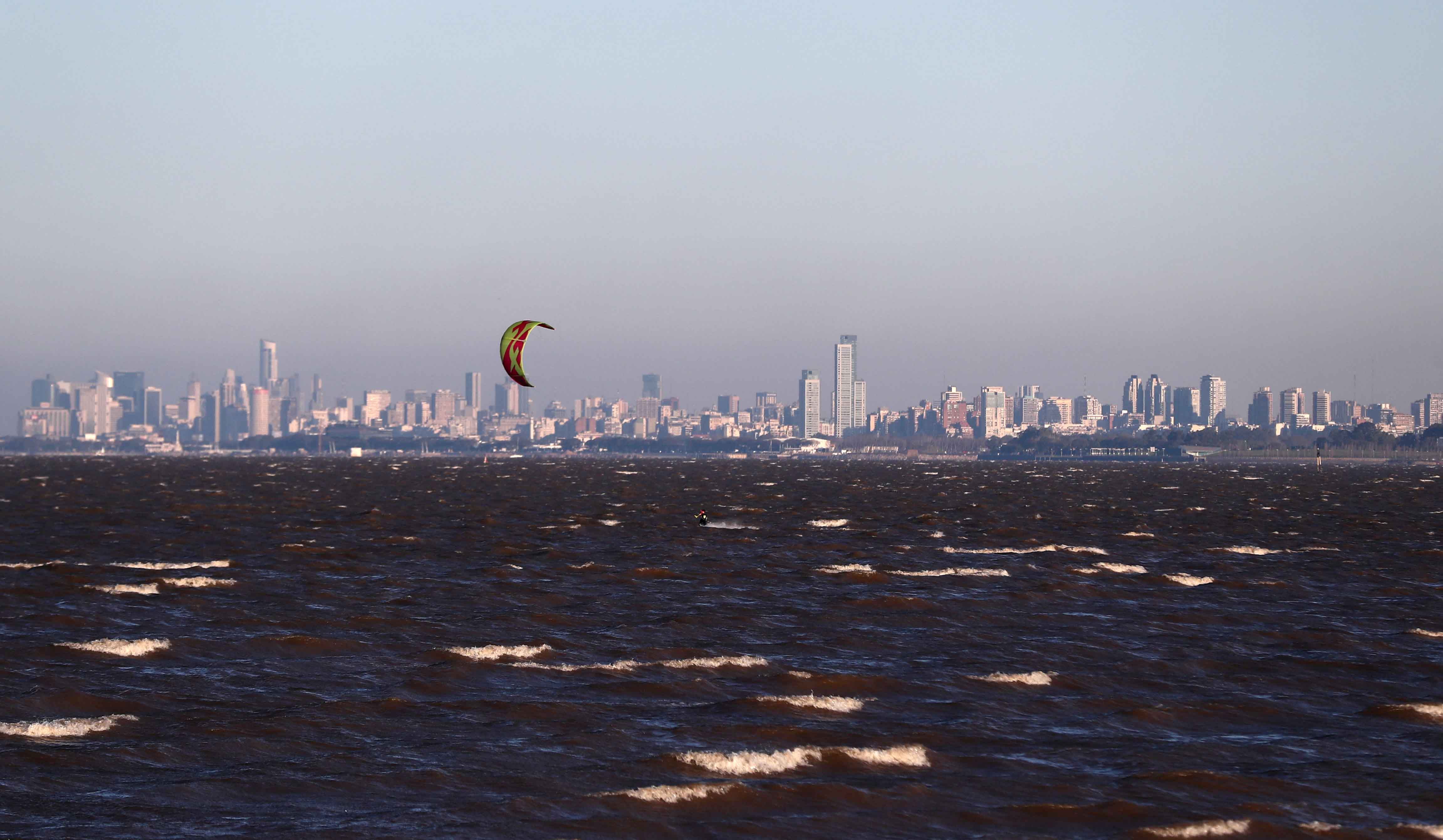 El Río de la Plata y la isla de calor urbana elevan la temperatura en superficie y dificultan que nieve en la Ciudad de Buenos Aires (Reuters)