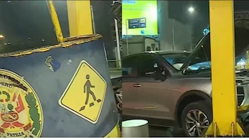 Dos personas son atendidas en una clínica tras un siniestro vial en la avenida Javier Prado con Petit Thouars, donde la policía investiga las circunstancias y analiza imágenes de vigilancia para aclarar el incidente