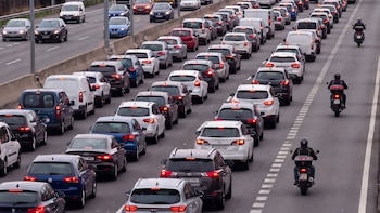 La normativa cambia el 1 de octubre: los motoristas podrán circular por el arcén derecho en atascos y deberán llevar guantes y calzado cerrado