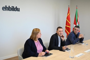 24/10/2025 El secretario general de EH Bildu, Arnaldo Otegi, el secretario de Relaciones Políticas y portavoz en el Senado de EH Bildu, Gorka Elejabarrieta, y la secretaria de Organización de Eh Bildu, Sonia Jacinto, durante una reunión, en la sede de EH Bildu, a 23 de octubre de 2025, en Bilbao, Vizcaya, País Vasco (España). Esta reunión se produce para tratar temas de política estatal e internacional.
POLITICA
David de Haro - Europa Press