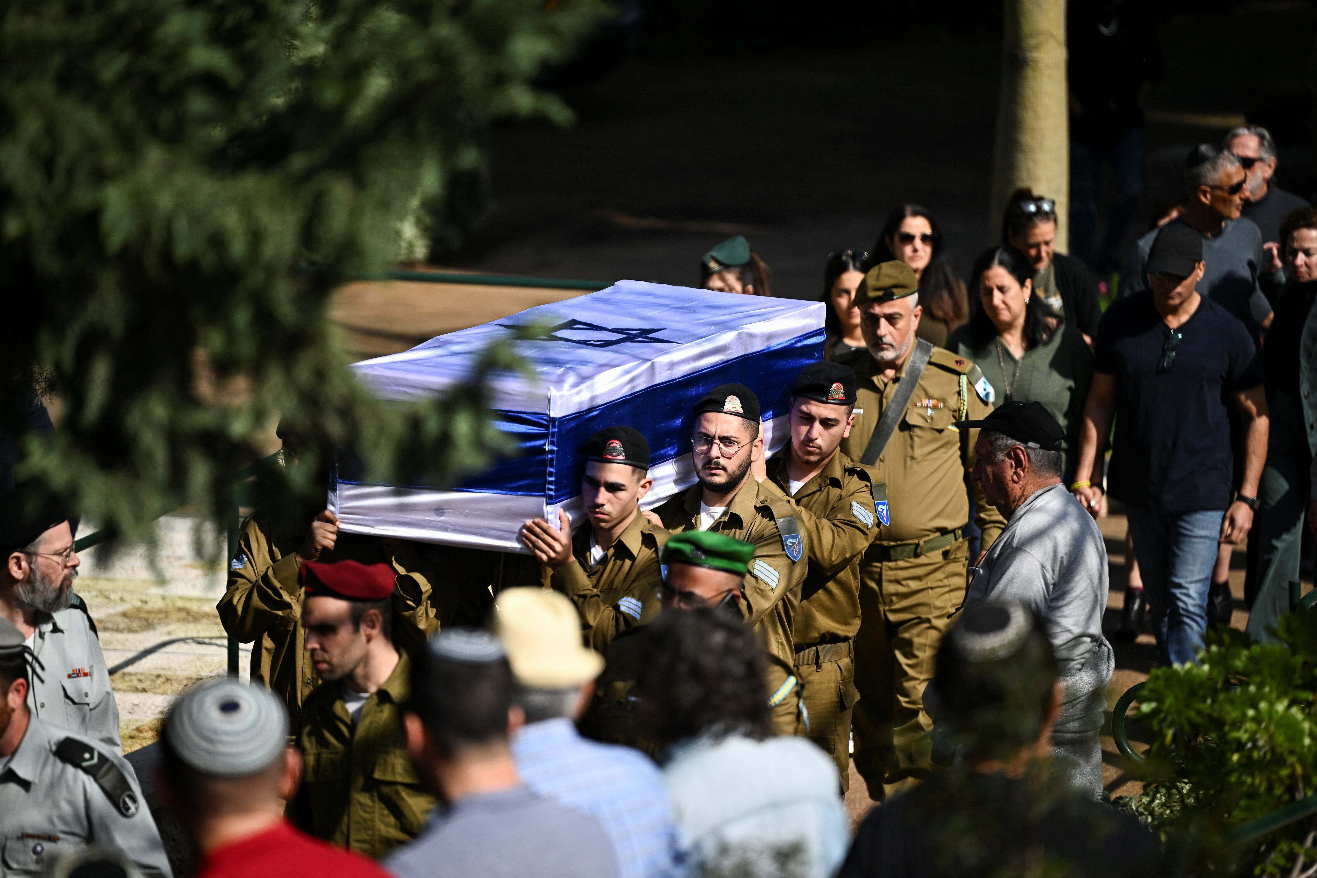 Portadores del féretro del sargento israelí Daniel Oz, muerto en la frontera de Gaza, durante su funeral en el cementerio militar de Kfar Saba, Israel. 26 de febrero de 2024. (REUTERS/Dylan Martinez)