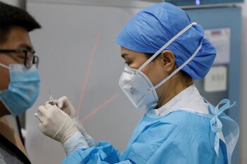 Las vacunas de Sinopharm y Sinovac representan la mayor parte de las inyecciones administradas en China, que hasta ahora ha inoculado a 243 millones de personas (REUTERS)