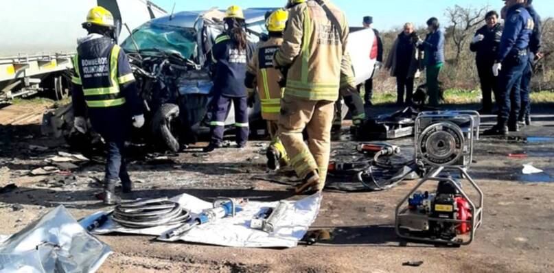 La Toyota Hilux fue embestida por un tren cerealero en un paso a nivel sin barreras ni señalización sonora (Fotos: El debate Pregón)