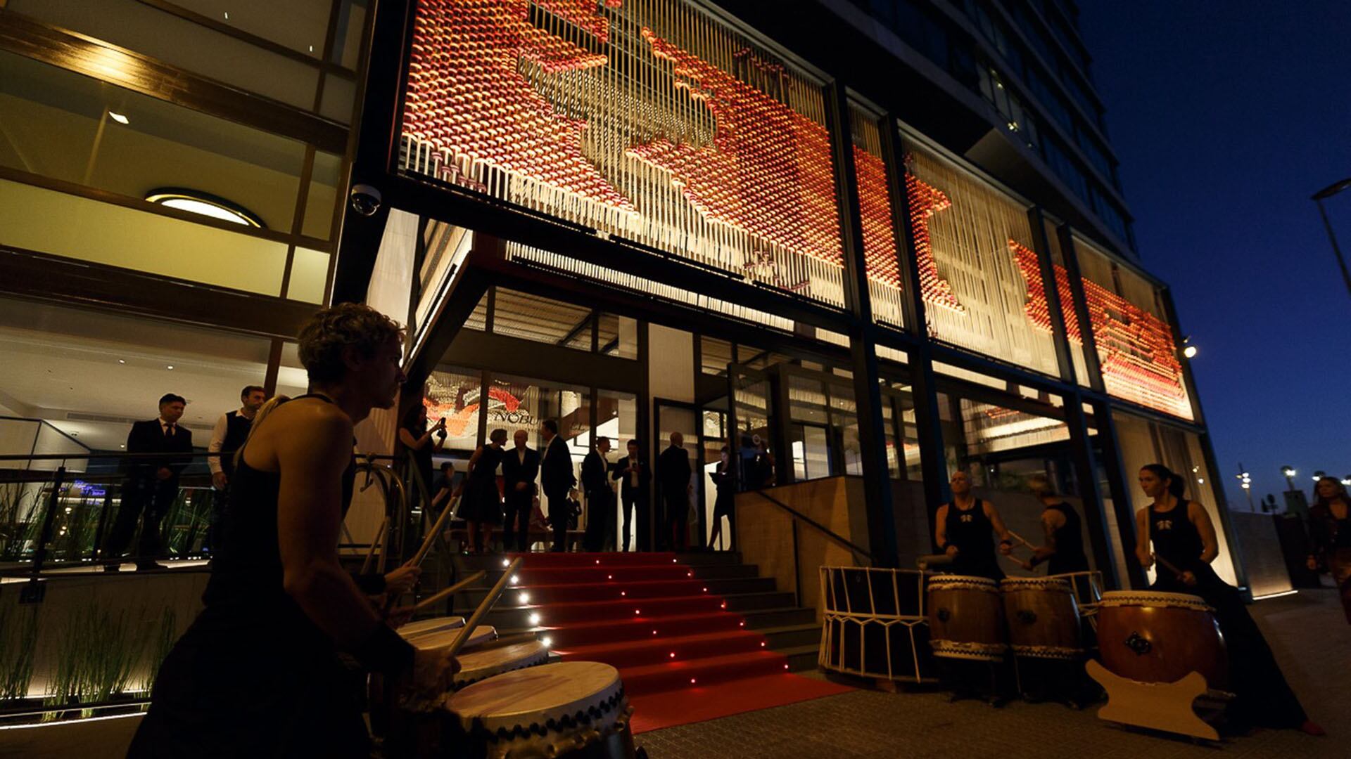 Existe un Nobu Restaurante, en Barcelona, donde es uno de los más importantes de la cadena (Nobu Hotel Barcelona)