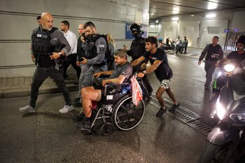 La gente se refugia en