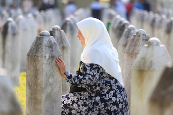 Una mujer musulmana en el Memorial de Srebrenica. Las víctimas repudiaron los homenajes a Mladic, condenado por orquestar la masacre de 8.000 personas en 1995. (REUTERS/Amel Emric)