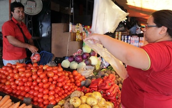 Una mujer compra alimentos en un mercado popular en Asunción (EFE/Andrés Cristaldo/Archivo)