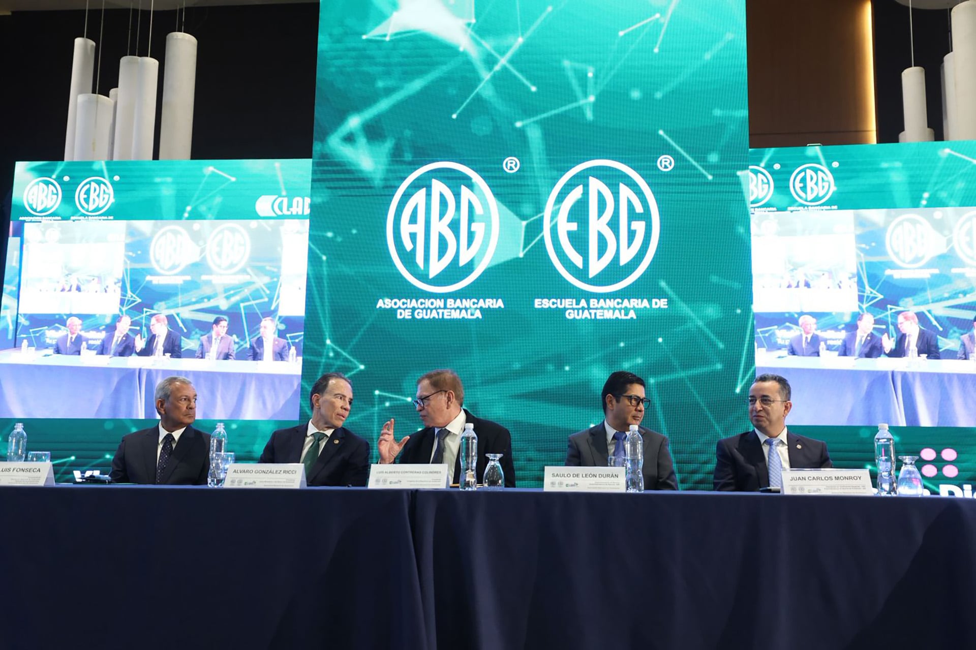 Participantes del congreso sobre la ley de lavado de dinero en Guatemala, organizado por la Asociación Bancaria y la Escuela Bancaria de Guatemala, discuten aspectos clave de la legislación. (Organismo Legislativo de Guatemala)