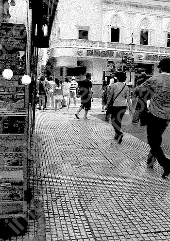 Caminaba por calle Florida, tropezó con una baldosa floja y se fracturó: 14 años después, la Justicia ordenó indemnizarla