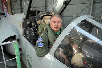 Briatore: “La pelota es parte de su cuerpo. Los pilotos de combate pasamos un montón de barreras y, en un momento, el avión es parte de uno” (Foto: Fernando Calzada)